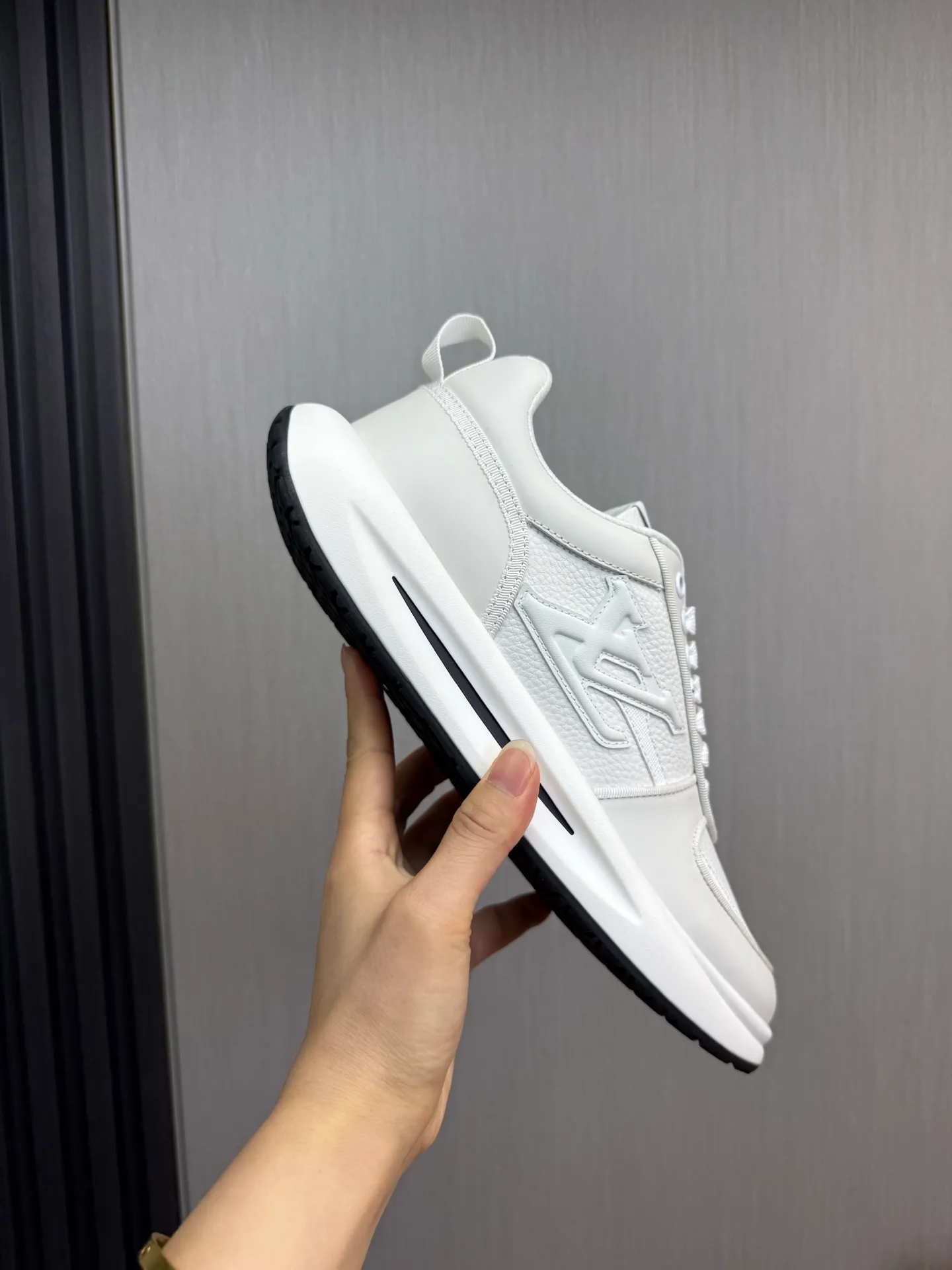 Men's shoes 💰820💰 Lv. Top purchasing agent 🇮🇹 Louis Vuitton, sports shoes counter synchronization, uppers imported from Italy, high-quality splicing and complex handicrafts, imported mesh pads are soft and comfortable, soles: original factory special soles, TPU exclusive movable molded soles super comfortable, original factory single goods, 🔍🔍high quality, you can enter and exit the counter at will, welcome to compare, code number 38-44 (Customized 38.45)